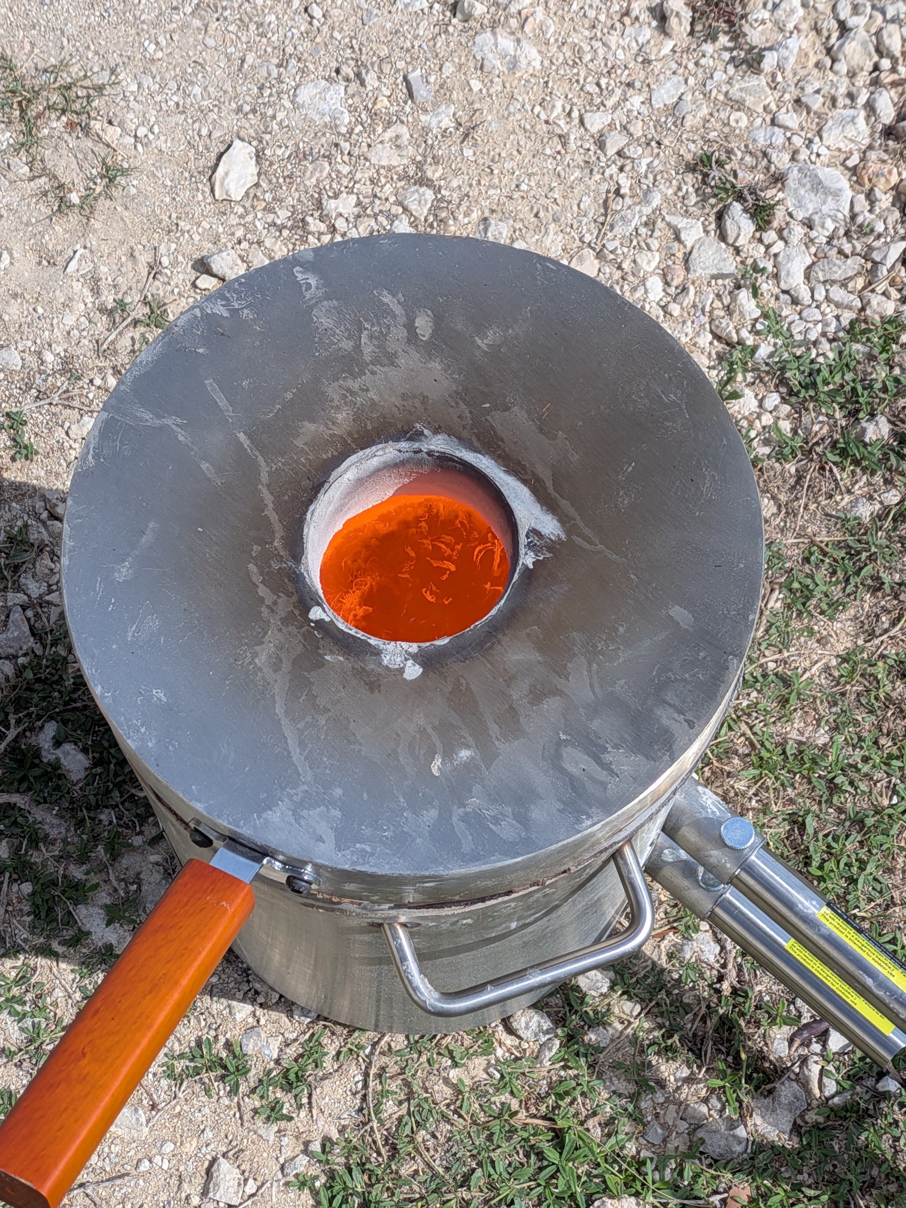 Bronze melting in the furnace